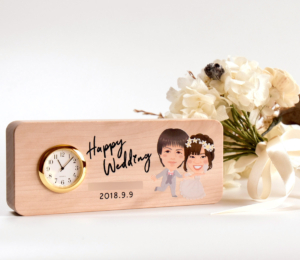 結婚祝いにメッセージ入りの似顔絵置時計
